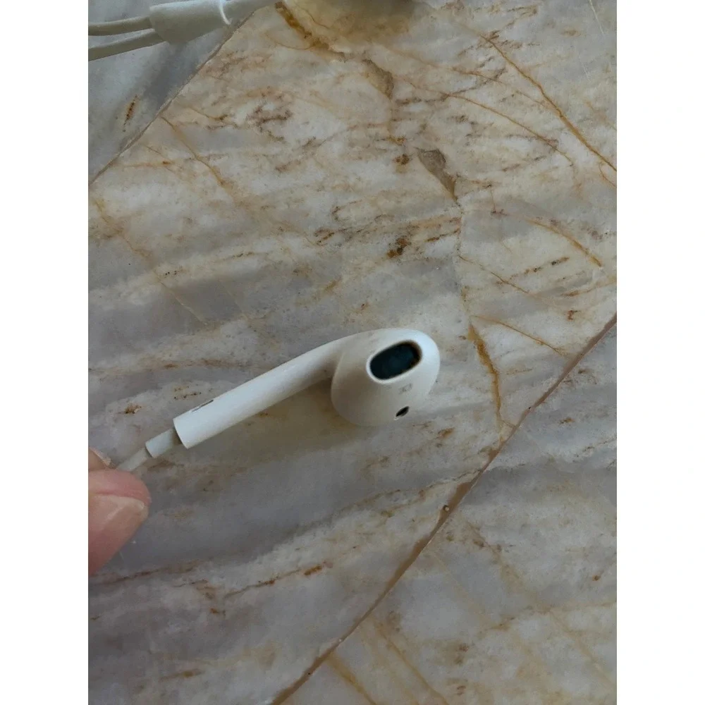 Apple EarPods Wired Headphones with 3.5mm Plug White MD827LL/A